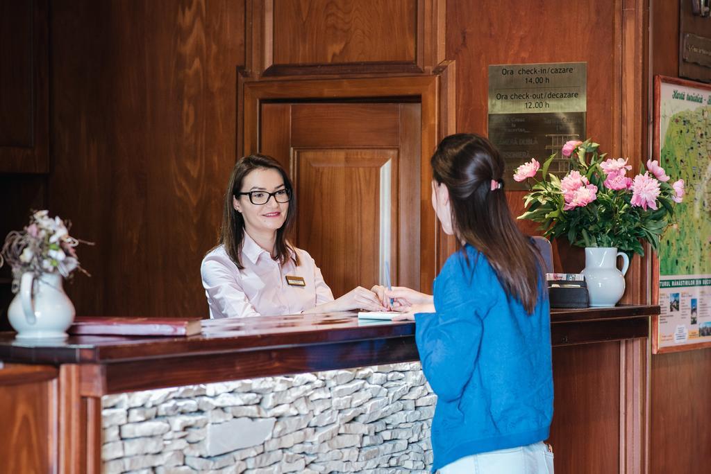 Hotel La Conac In Bucovina Gura Humorului Exterior foto